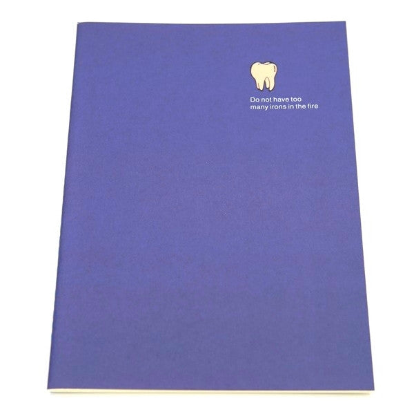 Cahier couverture souple bleue, avec une citation et un logo dent en haut à droit 