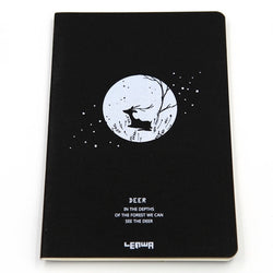 Cahier couverture noire avec un cerf assis contemplant paysage, romatique