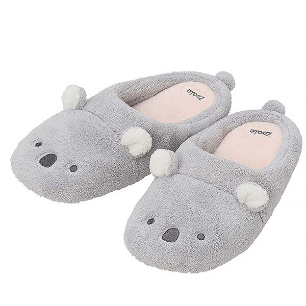 Pantoufle design et kawaii en forme d'animaux avec une luxueuse serviette en microfibre!

Le toucher est très doux, l'absorption d'eau et le séchage sont exceptionnellement rapides. Enveloppez vos pieds mouillés dans ces confortables chaussons au toucher guimauve après le bain.&nbsp;

Idéal pour un effet cocooning, peut être utilisé quelque soit la saison.

CARACTERISTIQUES:

Taille unique:&nbsp; pointures 35 à 39
Composition:&nbsp; polyester - nylon&nbsp;

Lavage à la main conseillé
Ne pas utiliser l'eau d