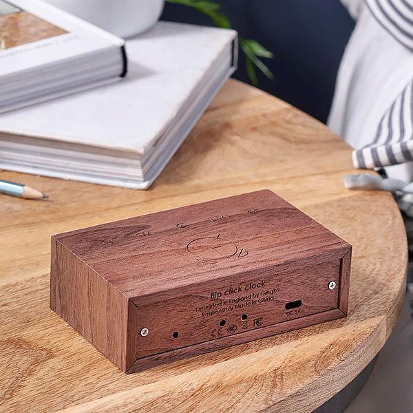 Réveil Flip Click Clock, Gingko, en bois naturel sans fils | Moshi Moshi