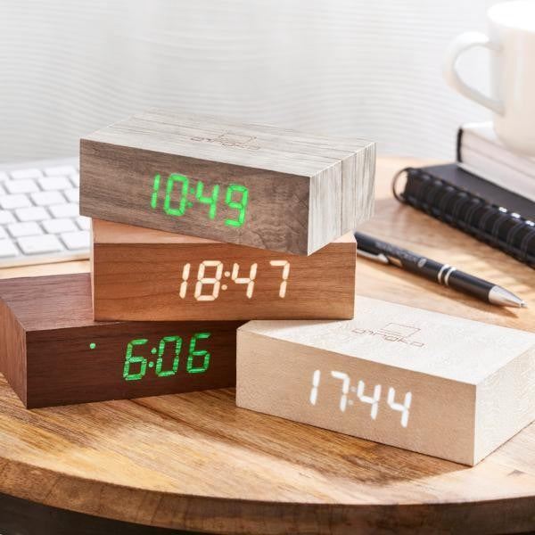 Réveil Flip Click Clock, Gingko, en bois naturel sans fils | Moshi Moshi