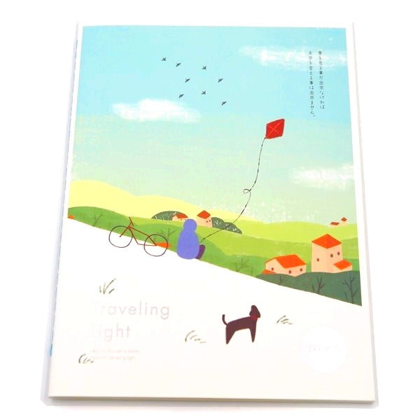 Cahier Traveling Saison Printemps, un homme assis à côté d'un vélo regarde avec son chien les maisons et un cerf volant