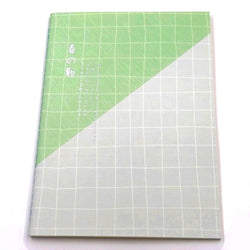 Cahier design et Original, couverture gris vert, carreaux blanc, écriture japonaise en relief