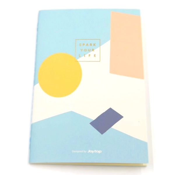Cahier Spark your life, design géométrique, ligne contemporaine, bleu, rose et jaune