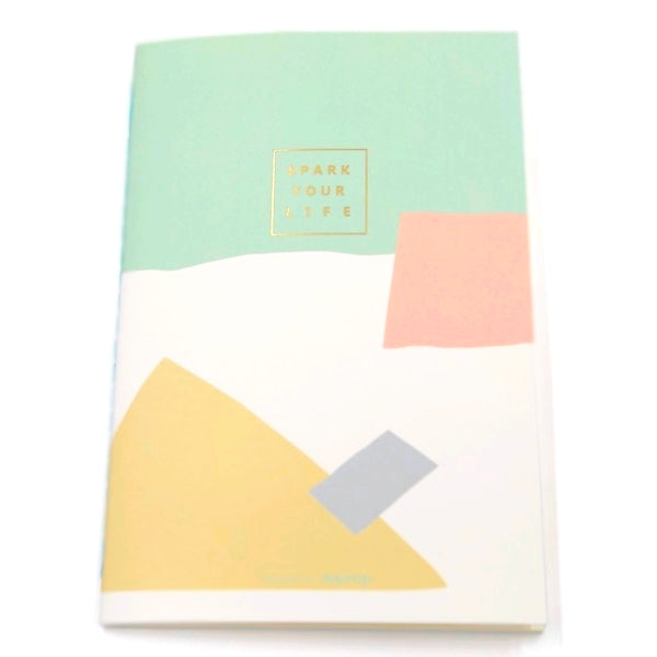 Cahier design géométrique, contemporain, carré rose, fond blanc et vert, couleur pastel