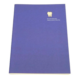 Cahier couverture souple bleue, avec une citation et un logo dent en haut à droit 